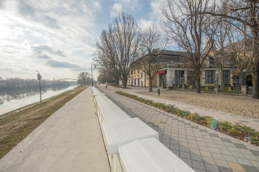 Výhled na řeku, která protéká v blízkosti hotelu