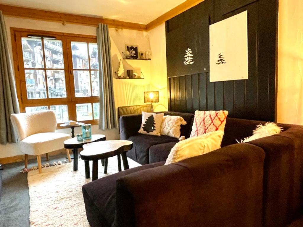 阿克 1950的住宿－Arc 1950 - Appartement 2 chambres - Ski-in & out - Grande Terrasse Ensoleillée，客厅配有两张沙发和一张桌子