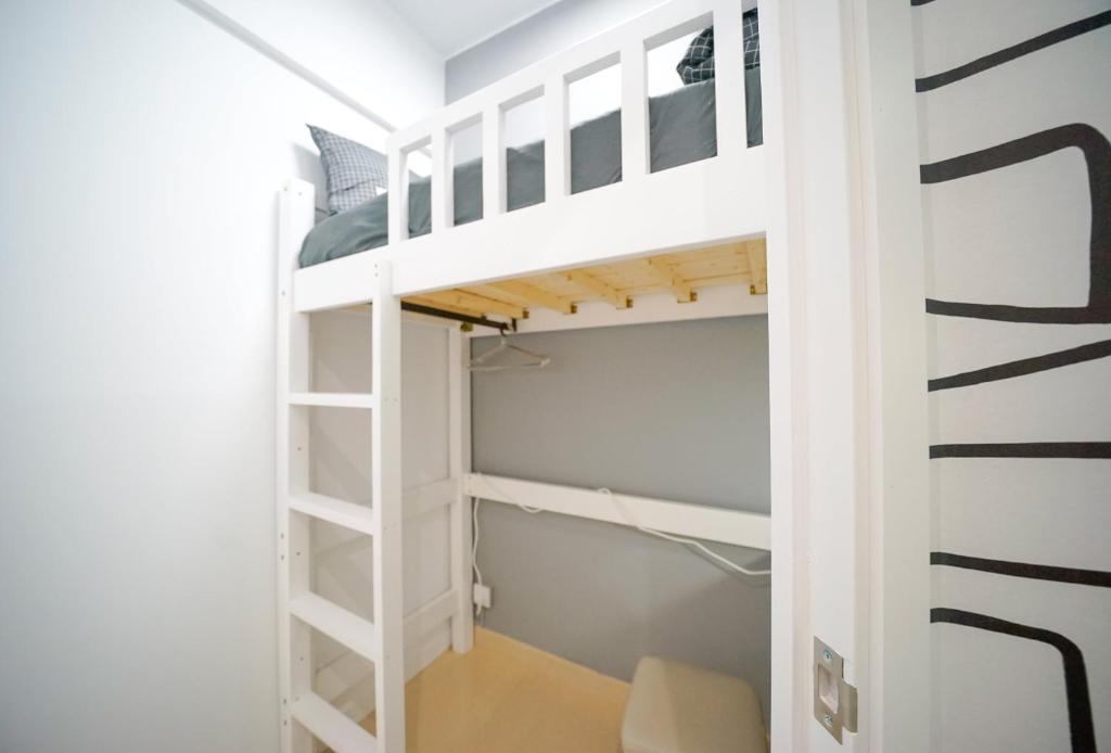 Palanda nebo palandy na pokoji v ubytování Student Accommodation - 294 Hennessy Road