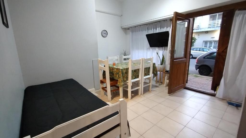 Habitación con 1 dormitorio con 1 cama y TV. en 3 Ambientes Mar del Plata en Mar del Plata