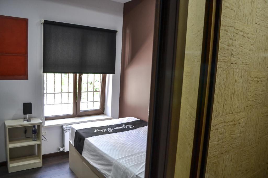 Postel nebo postele na pokoji v ubytování Elysium Gallery Hotel