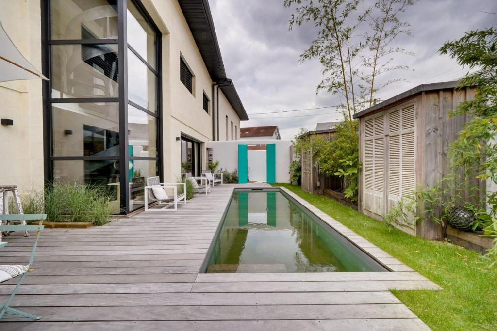 Majoituspaikassa Spacious Bordeaux family home with swimming pool tai sen lähellä sijaitseva uima-allas