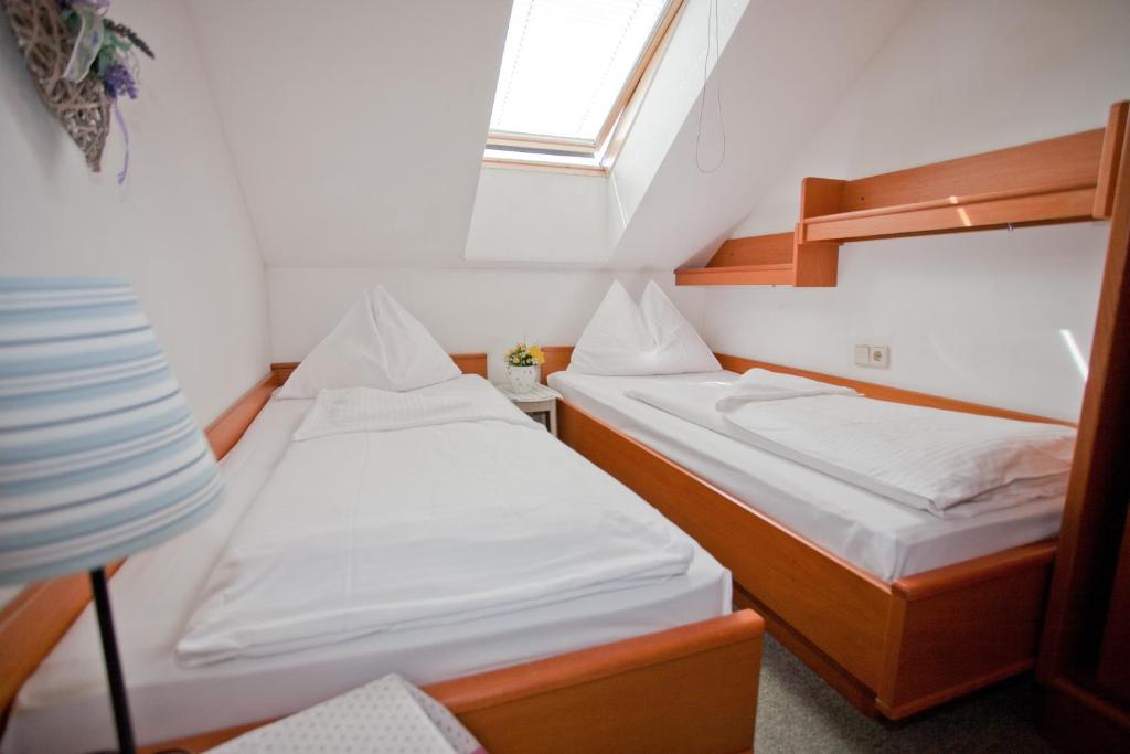 Letto o letti in una camera di Seevilla Wochinz