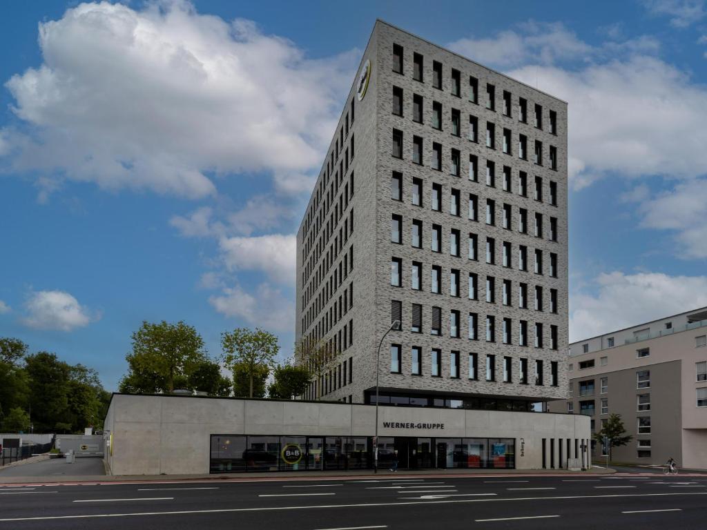 フルダにあるB&B Hotel Fulda-Cityの通角の白い高い建物