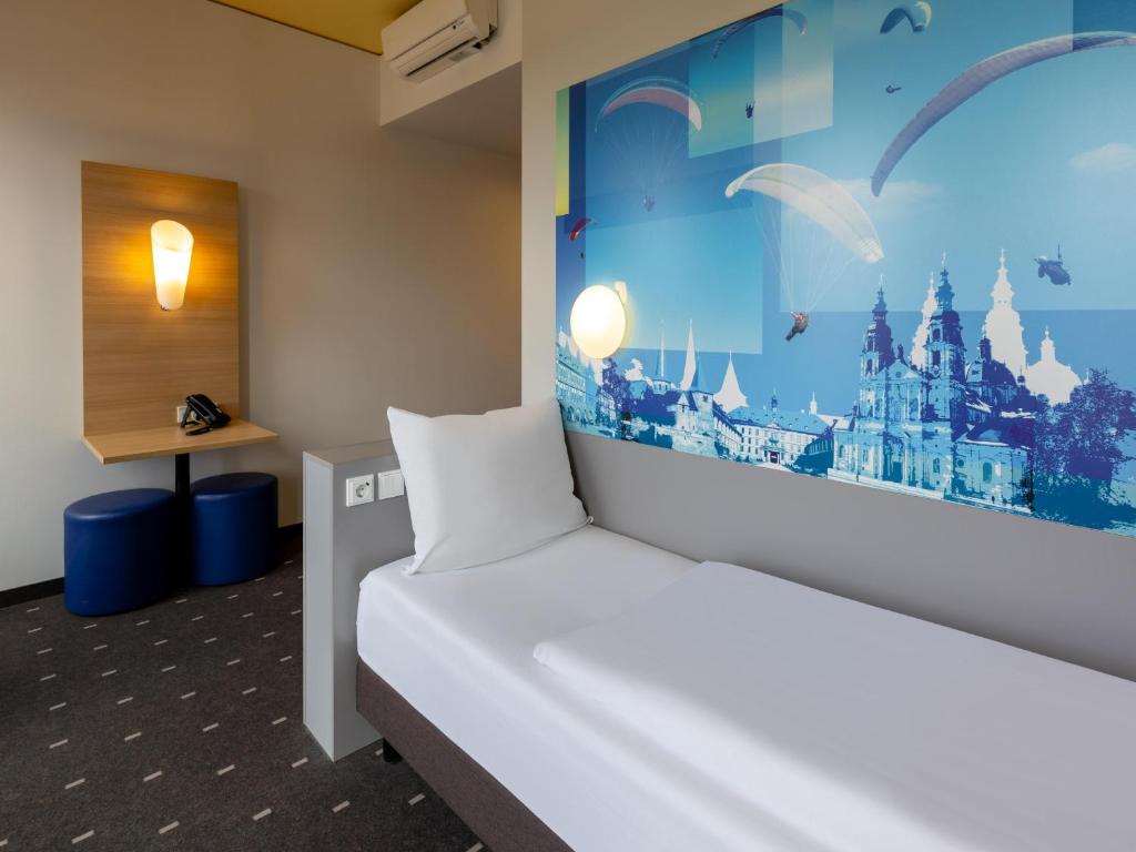 Postel nebo postele na pokoji v ubytování B&B Hotel Fulda-City