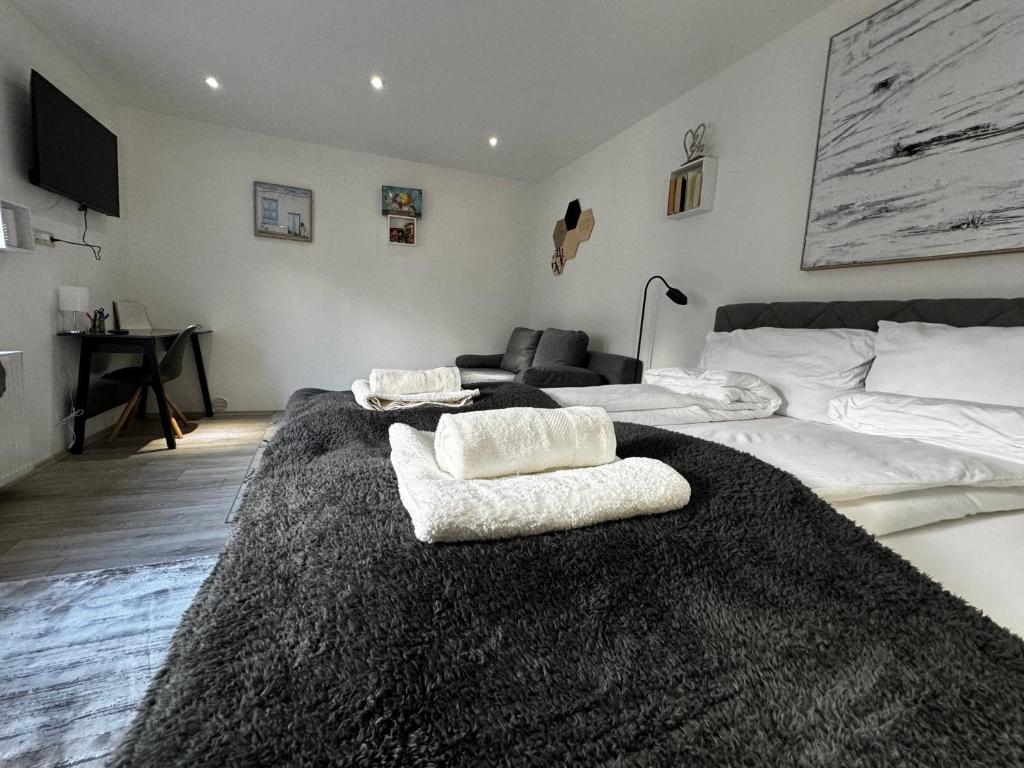 - une chambre avec un grand lit et 2 serviettes blanches dans l'établissement Coy Apartments Vienna #3, à Vienne