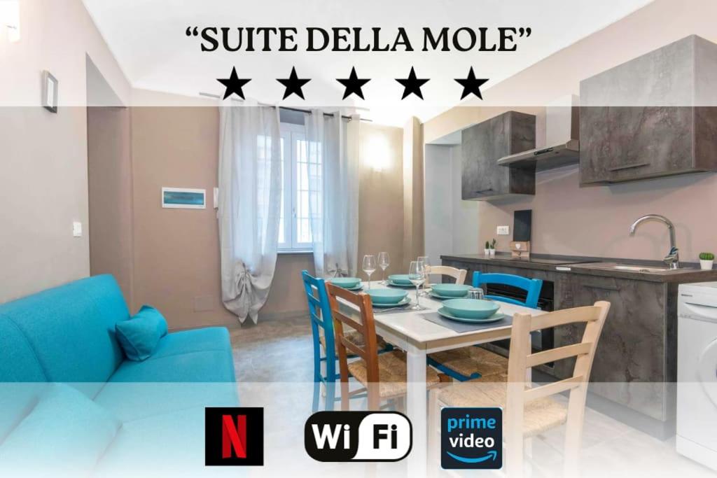 uma cozinha e sala de jantar com mesa e cadeiras em [Suite della Mole] Torino-Downtown em Turim