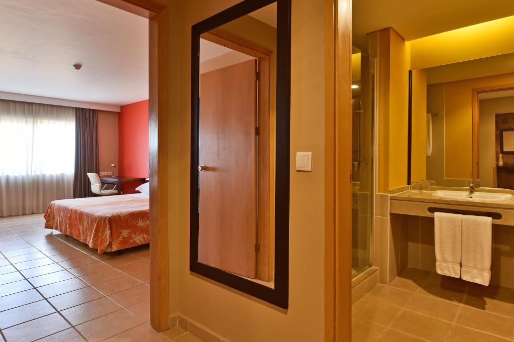 Postel nebo postele na pokoji v ubytování Pestana Tropico Ocean & City Hotel