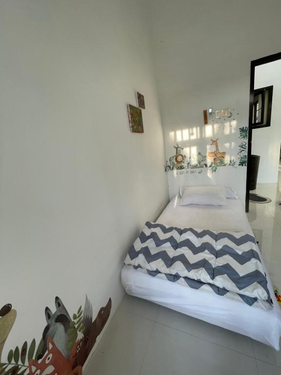 Ліжко або ліжка в номері seVilla Guest House Pasuruan