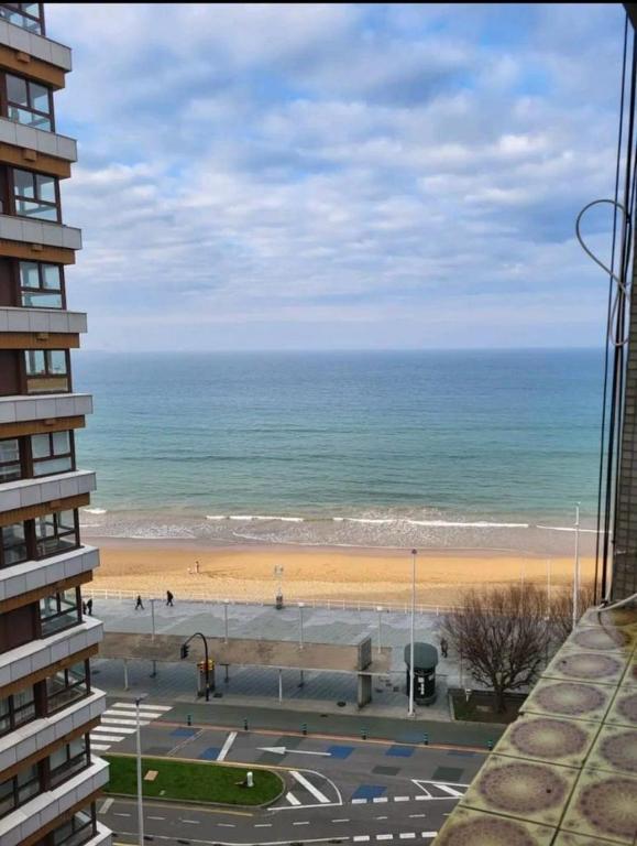 - Vistas a la playa desde un edificio en San Lorenzo 11, en Gijón
