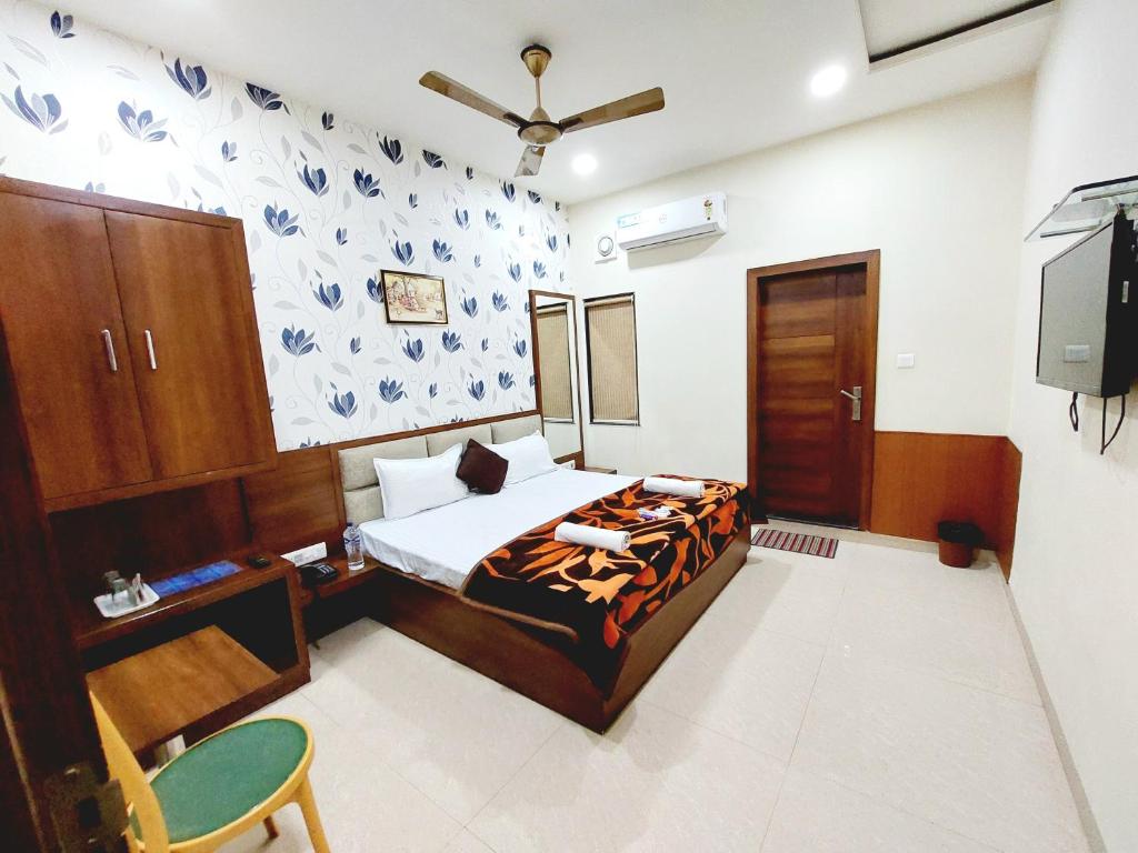 a bedroom with a bed and a tv in it at HOTEL BABYLON REGENCY, Opp Krishna Janmabhoomi Temple in Mathura