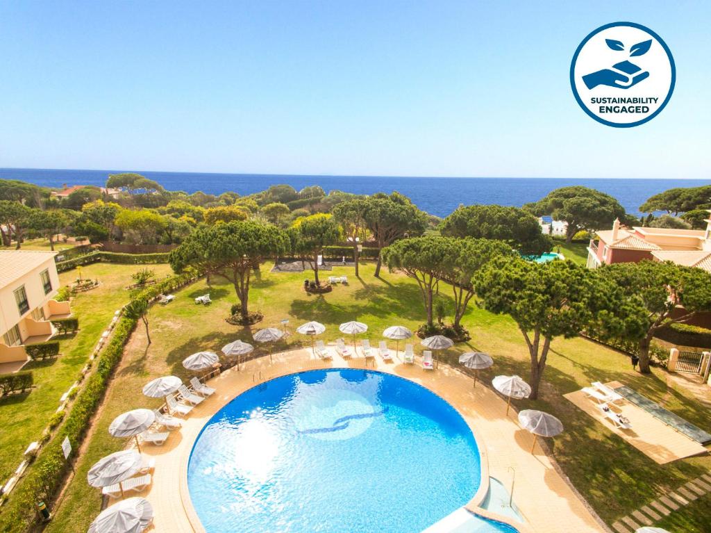 una imagen de una piscina en un complejo con sombrillas en Apartment Ipanema 3 by Algarve Vacation, en Albufeira