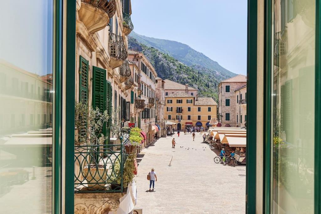 Elle offre une vue sur une rue de la ville depuis sa fenêtre. dans l'établissement Spacious 1Bedroom on the Main Square of Kotor, à Kotor