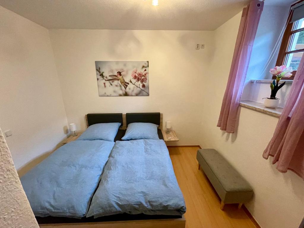 een slaapkamer met een bed met 2 kussens bij Ferienwohnung Teichidyll Altenburg in Altenburg