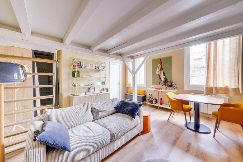 un salon avec un canapé et une table dans l'établissement Beautiful apartment Bordeaux Triangle d'Or, à Bordeaux