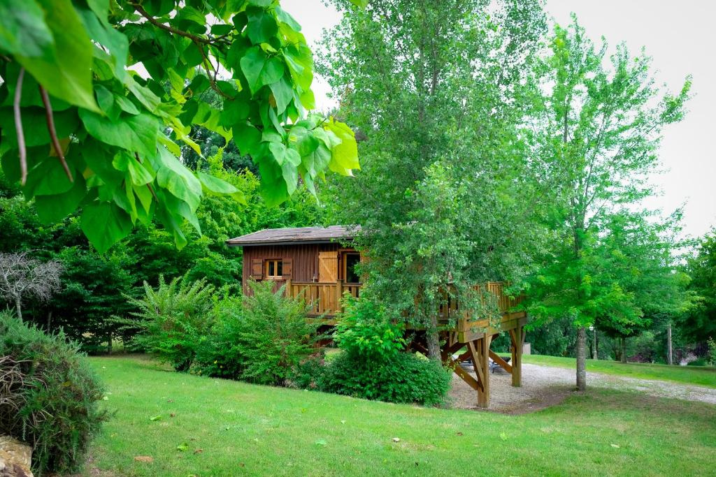 Cabaña de madera en medio de un jardín en Les Chalets du Brusquand en Marquay