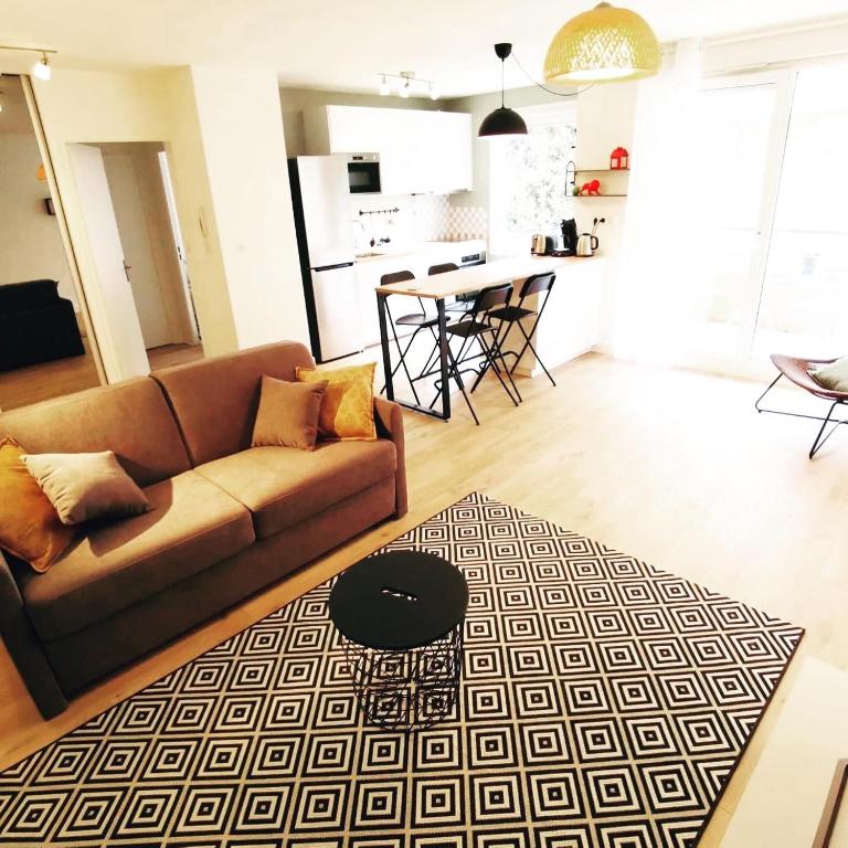 un salon avec un canapé et une table dans l'établissement Part-Dieu : splendide 2 pièces calme sur verdure, à Lyon