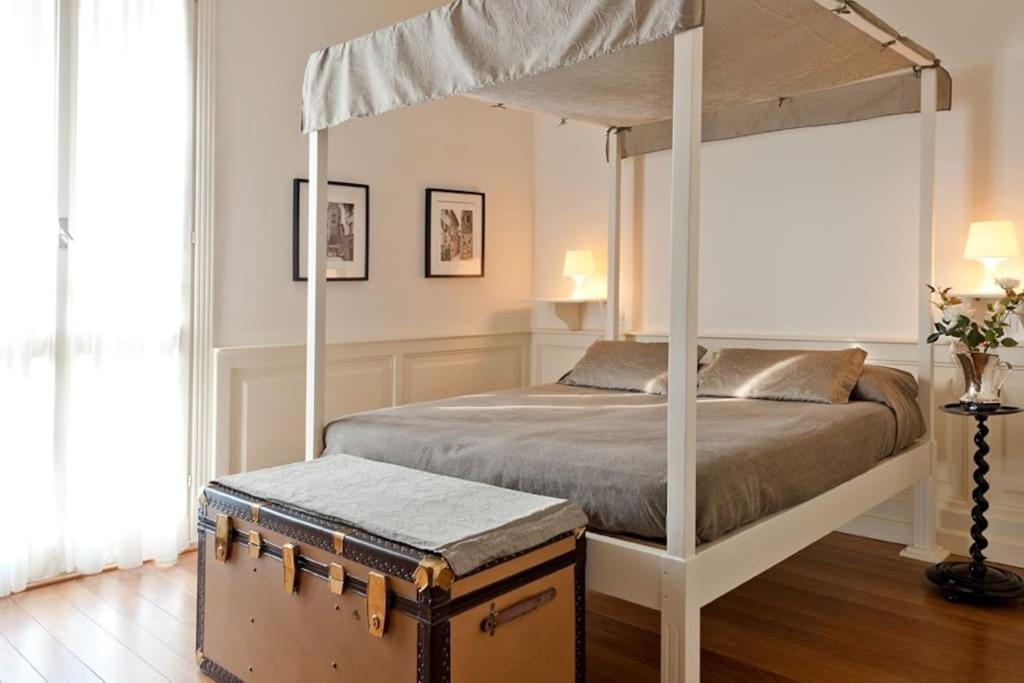 フィレンツェにあるOld bridgeのベッドルーム(天蓋付きベッド、トランク付)