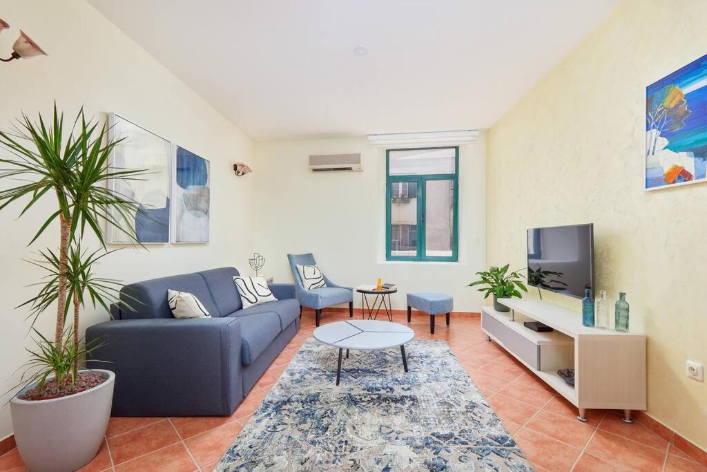 TV a/nebo společenská místnost v ubytování 1-Bedroom Flat on the Main Square in the Old Town