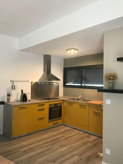 Kuchyň nebo kuchyňský kout v ubytování Calme, confort et espace dans villa d’architecte