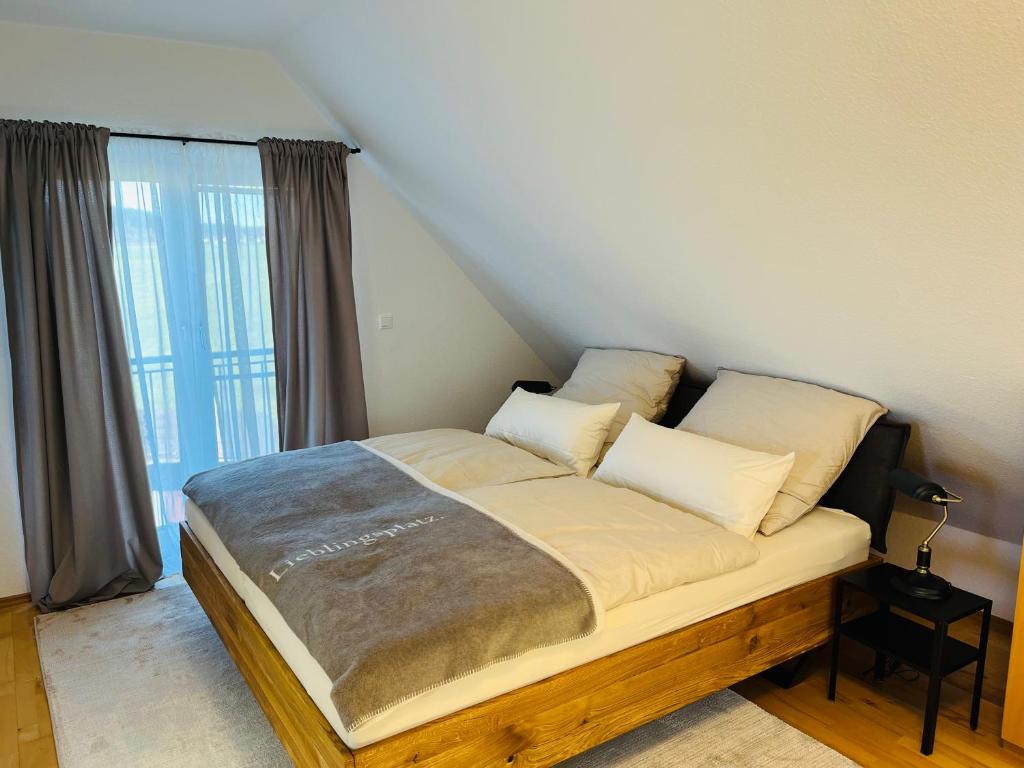 Ce lit se trouve dans un dortoir doté d'une grande fenêtre. dans l'établissement FeWo 1 an der historischen Bahnlinie, à Leutkirch im Allgäu