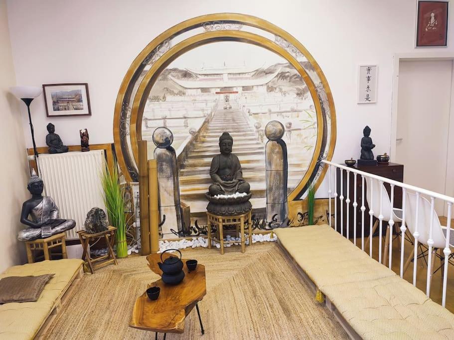 a room with an arch with a painting on the wall at Einzigartige Studio-Atmosphäre in Bamberg