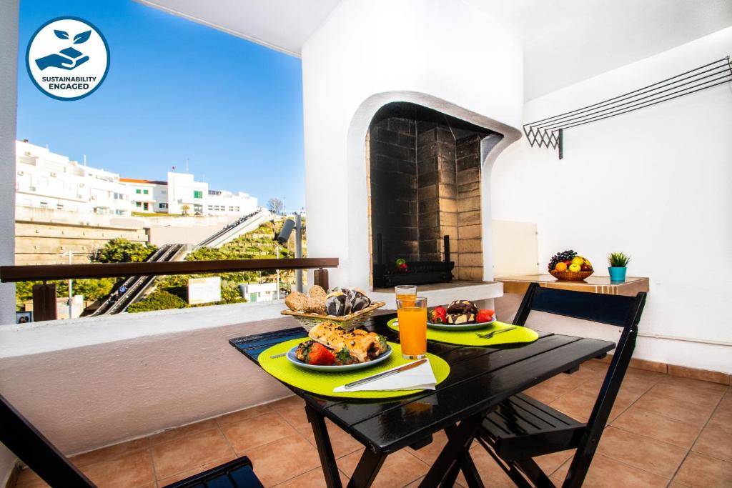 ein Esszimmer mit einem Tisch mit Essen drauf in der Unterkunft Apartment Studio Marbella by Algarve Vacation in Albufeira