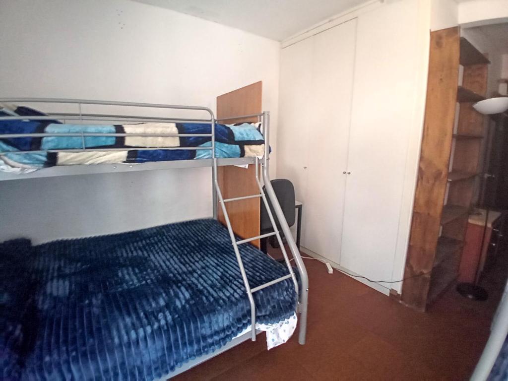a room with two bunk beds and a closet at de paso Alcobendas in Alcobendas