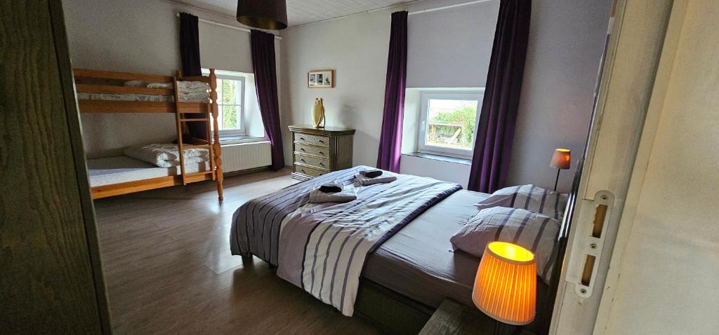 1 dormitorio con 1 cama, vestidor y ventana en "Au Phil du Temps" - Phils Cottages, en Érezée