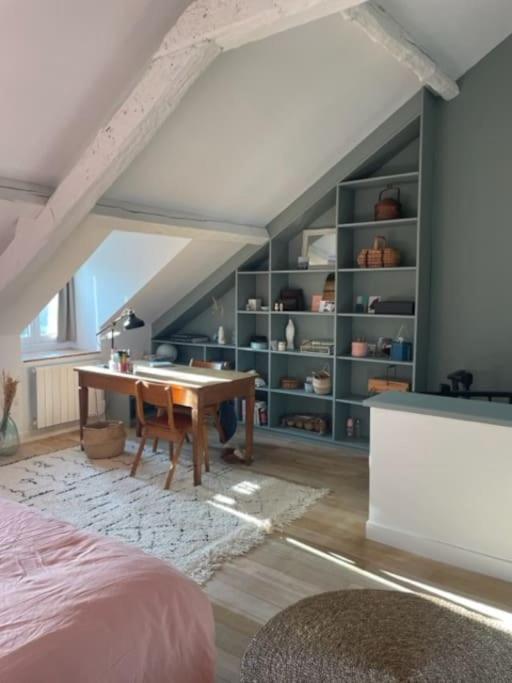 - une chambre avec un bureau et une chambre avec un lit dans l'établissement Grande chambre indépendante, charme, calme sur jardin, Nantes centre, accès privé par escalier de l'immeuble, sdb & wc privés, 10 minutes gare et palais des congrès, à Nantes