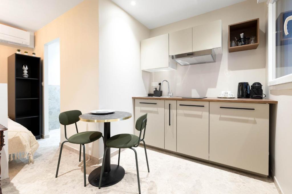 Kuchyň nebo kuchyňský kout v ubytování Appart Hôtel Coraline - Genas Lyon Eurexpo