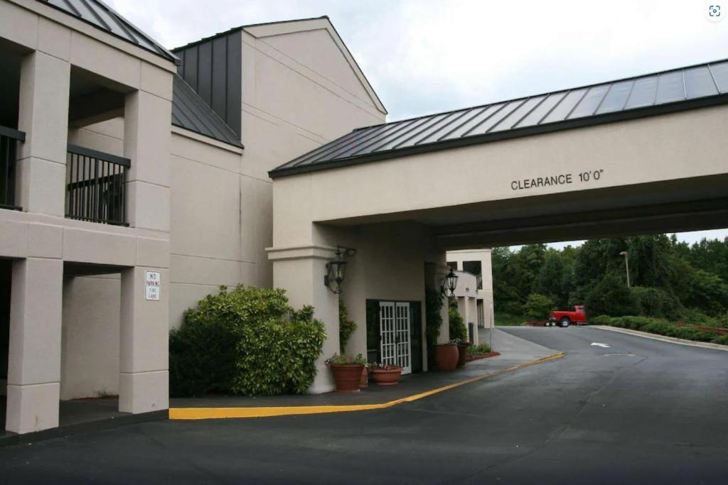 una entrada al garaje de un edificio con un camión rojo en Travelodge by Wyndham Roanoke, en Roanoke