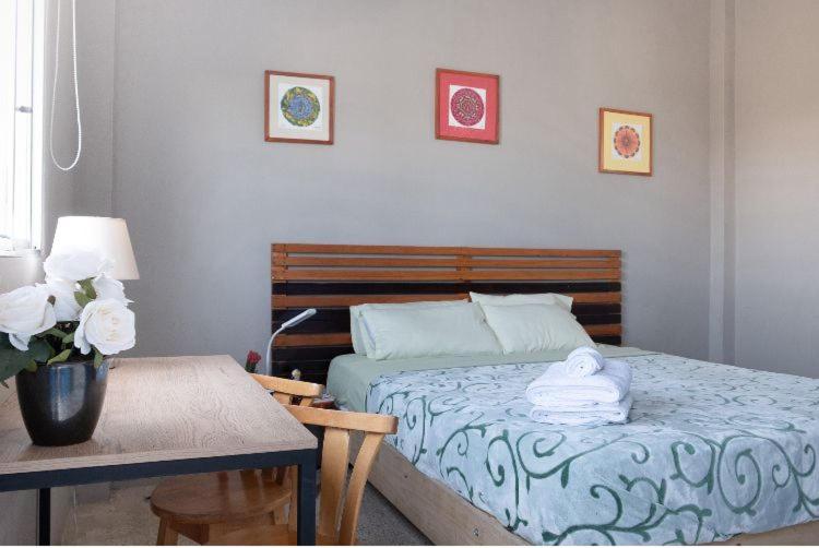 Un dormitorio con una cama y una mesa con toallas. en Hostel Casa Betancourt, en Salinas