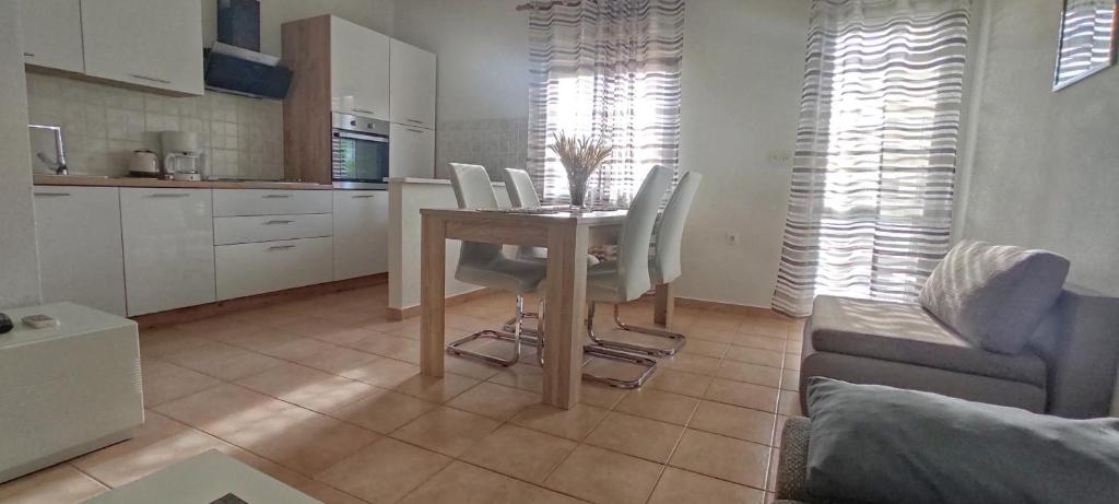 Kuchyňa alebo kuchynka v ubytovaní Apartments Franić