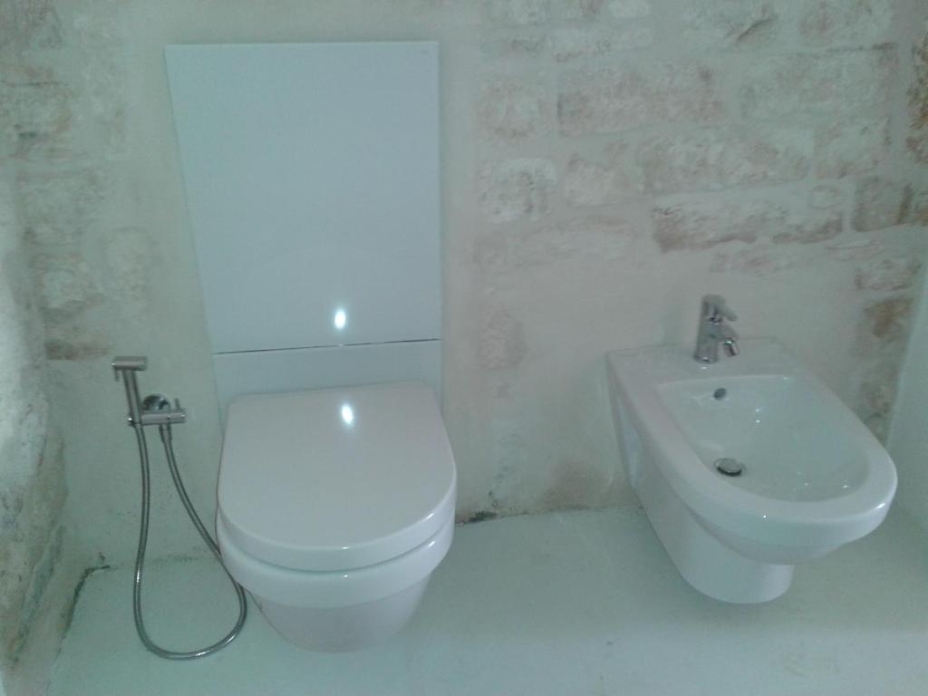 A bathroom at Trulli Spinosa