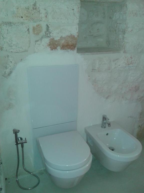A bathroom at Trulli Spinosa