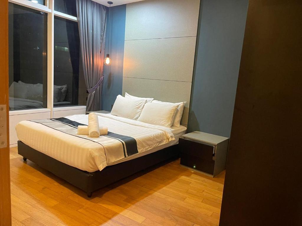 1 dormitorio con 1 cama grande y ventana en Vortex Suites Klcc By SALEH, en Kuala Lumpur