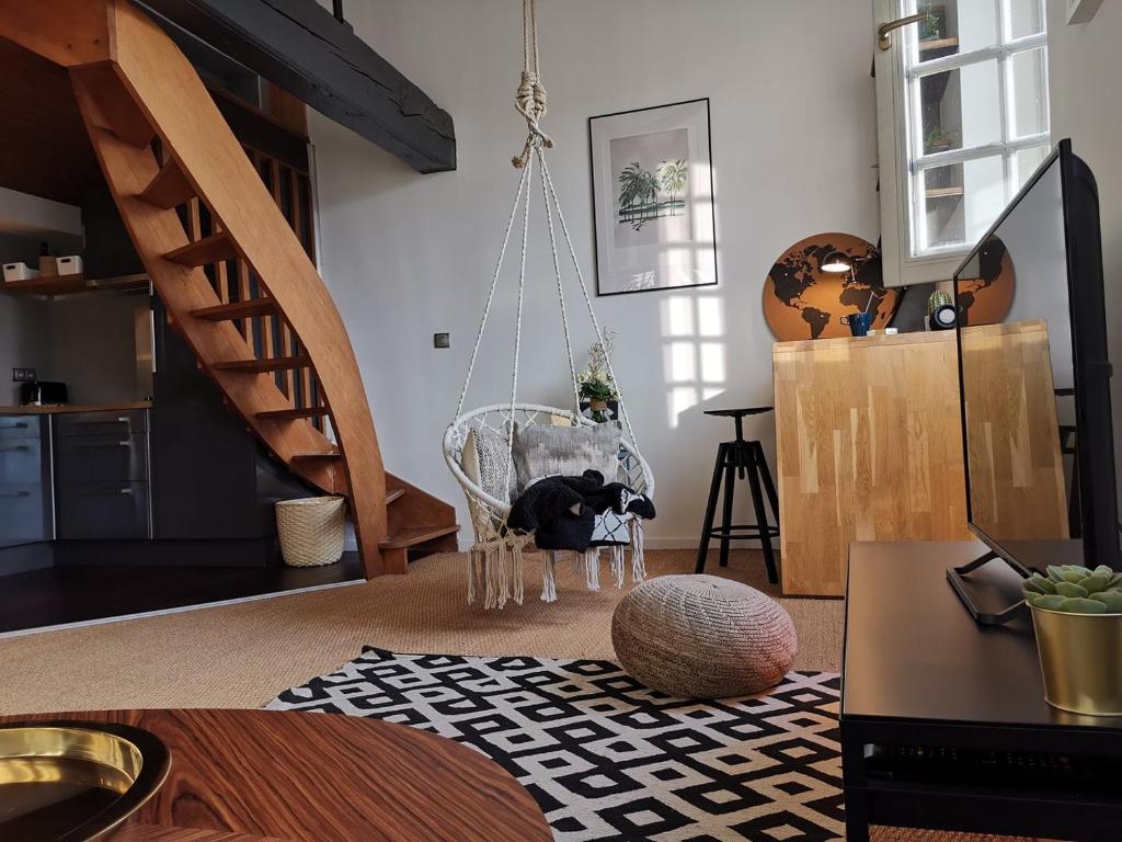 - un salon avec une chaise et un escalier dans l'établissement Lovely apartment dowtown, à Bordeaux
