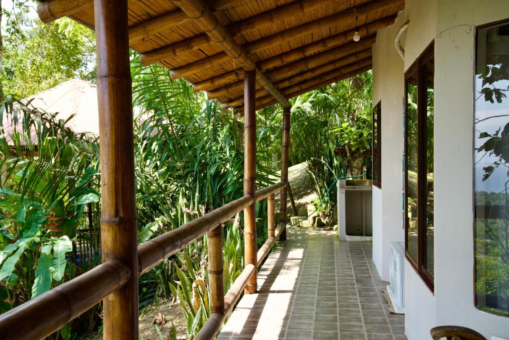 Zahrada ubytování Samai Lodge Holistic Living