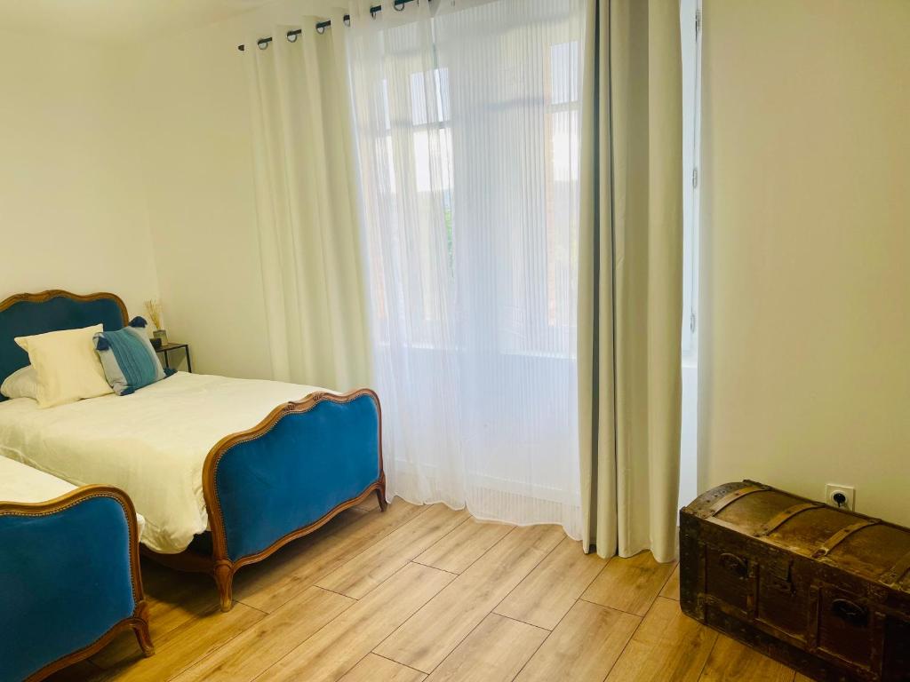 カルカソンヌにあるLa Belle Etape à Carcassonneのベッドルーム1室(ベッド1台、大きな窓付)