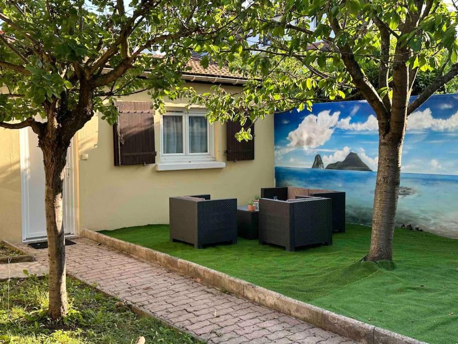 un murale sul lato di una casa con erba verde di Studio indépendant proche Paris a Chennevières-sur-Marne