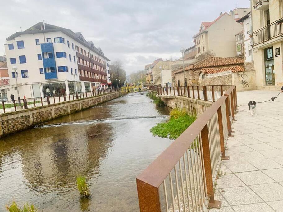 un río en medio de una ciudad con edificios en Apartament 3 Bedrooms 80m2 con WIFI Alto Campoo Reinosa Cantabria, en Reinosa