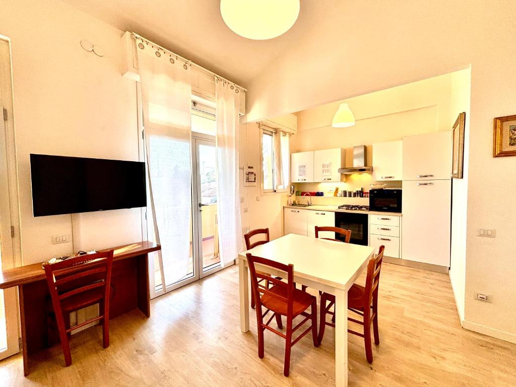 a kitchen and dining room with a table and chairs at Villa Poetto Beach by Home and Experience , Cagliari, Poetto in Cagliari