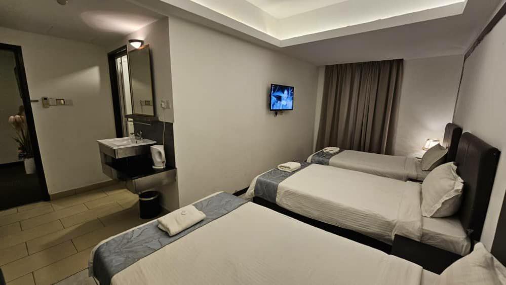 Postel nebo postele na pokoji v ubytování Warisan Hotel Kota Kinabalu