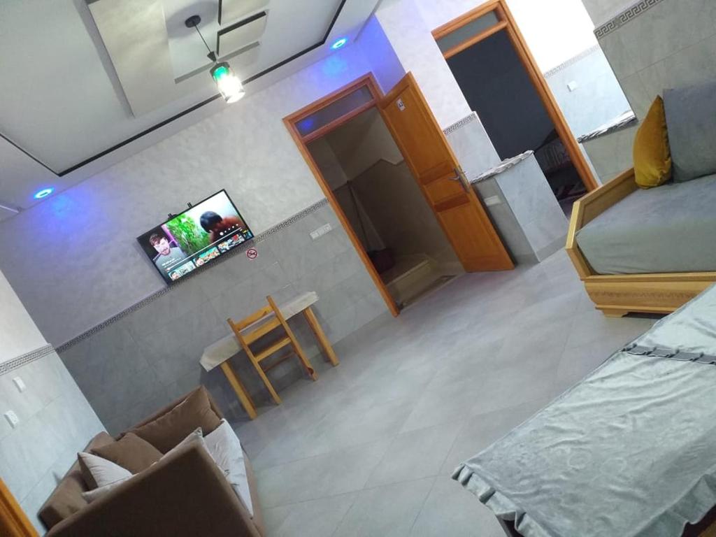 Cette chambre dispose d'un lit et d'une télévision. dans l'établissement ajdir/contron, à Ochenene