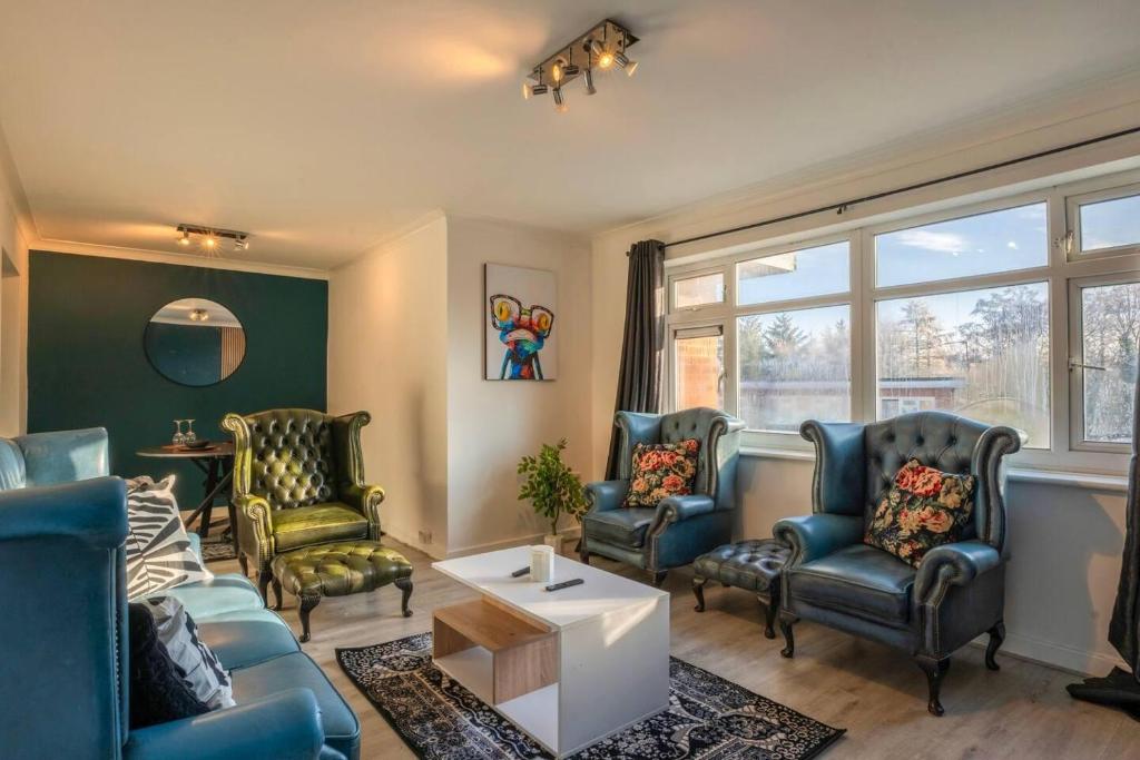 a living room with chairs and a couch and a table at Stylish 2 bedroom apartment in Birmingham in Birmingham