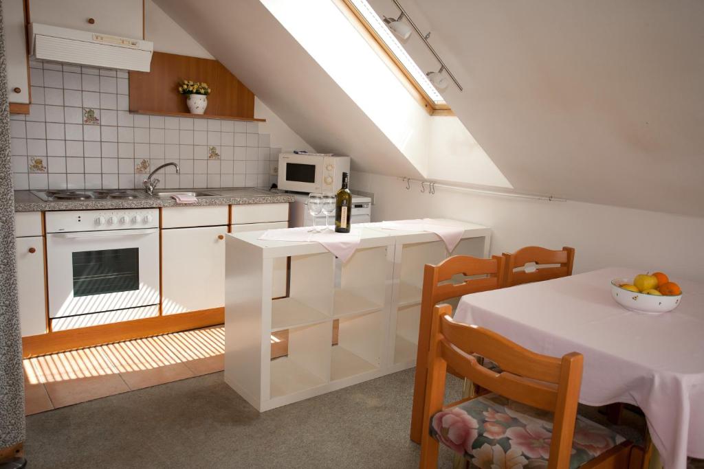 una cucina con un tavolo con una bottiglia di vino di Seevilla Wochinz a Faak am See
