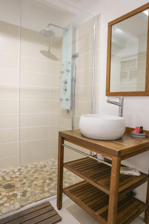 Un baño de Villa Nirvana vue Mer piscine plage de Petit Havre a 200 metre