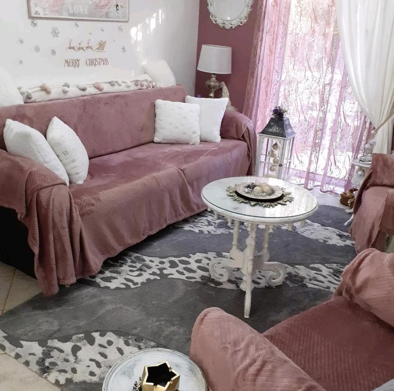 ein Wohnzimmer mit einem Sofa und einem Tisch in der Unterkunft DreamHouse in Nafpaktos