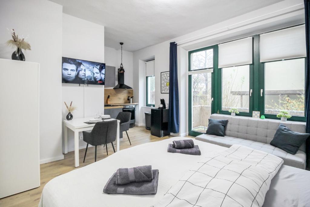 1 dormitorio con 1 cama grande y sala de estar en Ferienwohnung Lorenz mit kostenlosem Parkplatz Netflix Boxspringbett Küche en Magdeburgo